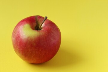 red apple