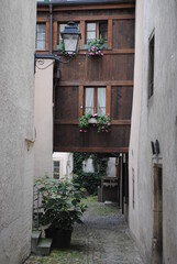 Fototapeta na wymiar Ruelle du Cheval-Blanc en vielle-ville de Delémont, Suisse