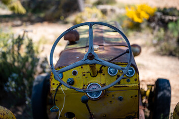 Tractores viejos dejados en el campo