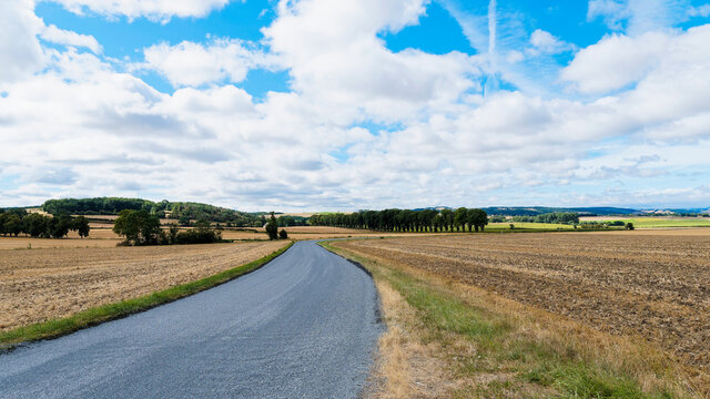 Paysages et routes touristiques de Grande Limagne en Auvergne autour de Charroux dans l'Allier avec vue sur la cha&icirc;ne des Puys 