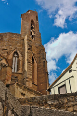 Vista del campanario de la iglesia de Morella en Castellon, España desde las escaleras de acceso