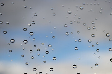 Gouttes d'eau sur une vitre