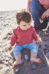 Naklejka premium Young dad have a great day at the beach with his dauther