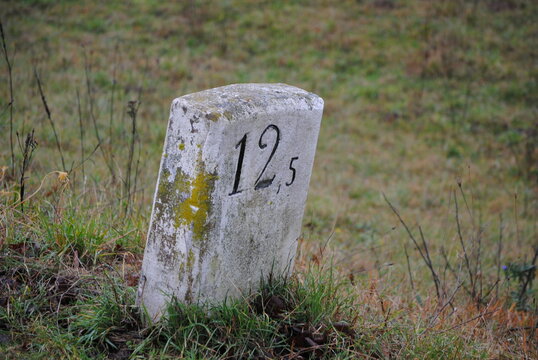 Borne de marquage au bord d'une route