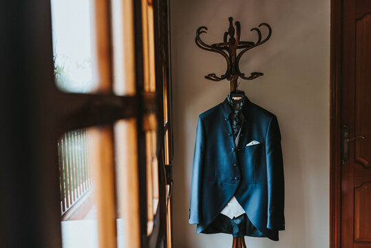 Traje de novio azul en perchero. Traje de chaqueta colgado. Preparativos el d&iacute;a de la boda para el novio. 