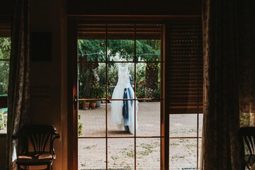 Vestido de novia blanco al aire libre. Vestido colgado. Preparativos el día de la boda en casa de...