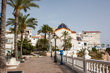 Old town of Benidorm, with a walk with palm groves, benches and viewpoints to contemplate the coast.