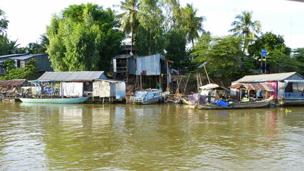 Fototapeta na wymiar Hütten / Häuser und Boote entlang des Mekong Flusses zwischen Kambodscha und Vietnam