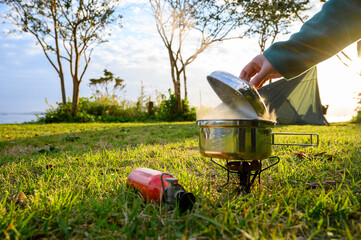 ストーブで調理するアウトドアのイメージ