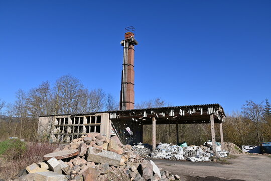 Lost Place Lagerhalle Schornstein im Abriss bei blauem Himmel, in Buckow in der M&auml;rkische Schweiz, Brandenburg, Deutschland