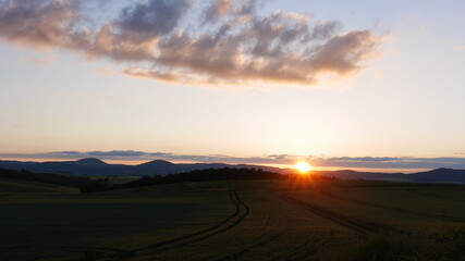 Strahlender Sonnenuntergang, Maifeld