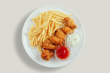 Crispy chicken wings with french fries and garlic mayonnaise and sweet and sour sauce.