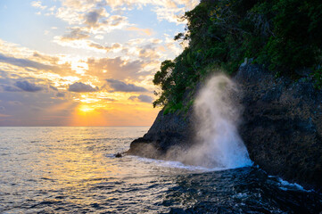 伊豆の潮吹き海岸の朝日
