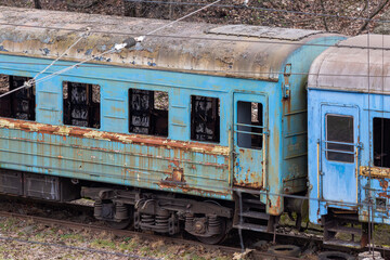 Obraz premium Old, rusty, abandoned train cars are at a dead end on the railway track.