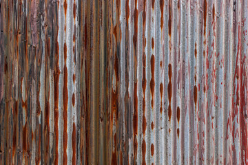 錆びた鉄板の壁