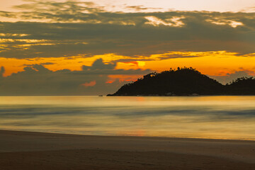 Obraz premium Dawn at Campeche Beach on the island of Florianopolis / Santa Catarina, in fact one of the most beautiful dawns that you can contemplate here.