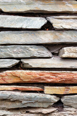 Wall masonry of coarse chopped pieces of flat sandstone.