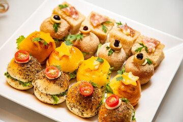 Vasilha com pequenos sanduiches diversos.