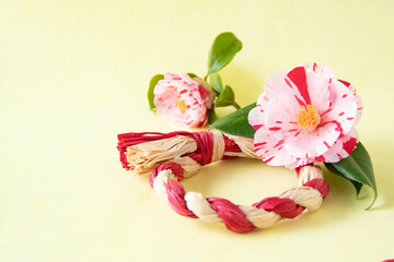 バイカラーの椿の花と赤と白の正月用リース