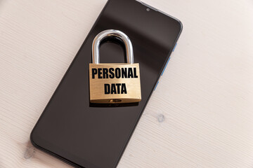 Smartphone con sopra un lucchetto che reca la scritta 