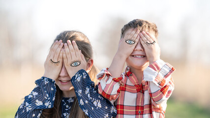 zwei Kinder spielen verstecken