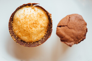 Des gâteaux en chocolat. Des muffins et des desserts au chocolat. De la pâtisserie.