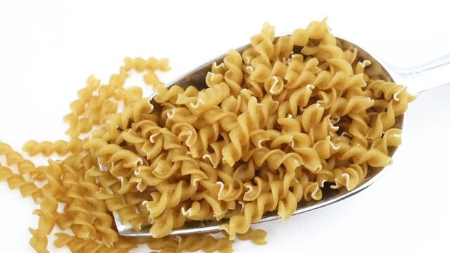 p&acirc;tes crues au bl&eacute; complet isol&eacute; sur un fond blanc