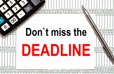 paper note with Do not miss the DEADLINE Message Concept Image