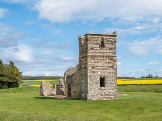 Fototapeta na wymiar scenic view of knowlton church ruins