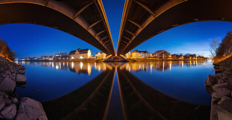 Unter der Nibelungenbrücke in Regensburg zur blauen Stunde