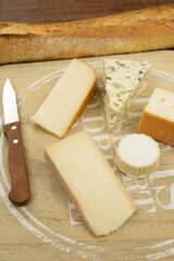 plateau de fromages et pain sur une table