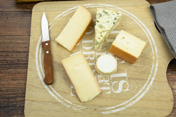 plateau de fromages et pain sur une table