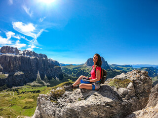 Naklejka premium Obbiettivo conquistato: Ragazza felice e soddisfatta seduta in cima alla montagna