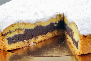 torta dolce con cioccolato morbida spugnosa e zucchero