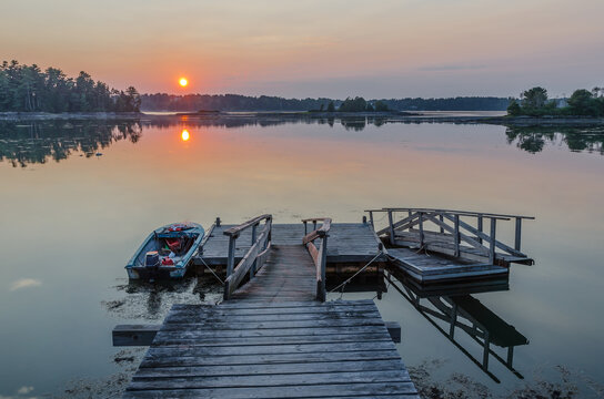 Sonnenuntergang mit Wasserspiegelung an einer Bucht auf Orr's Island in Maine,  Neuengland, USA, Nordamerika
