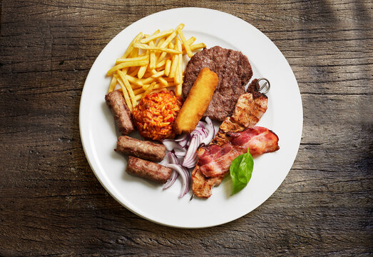 Balkan Grillteller Pommes, Reis, Spiess