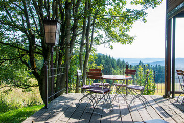 Rast auf der Terrasse eines Biergartens auf dem Fernwanderweg Rennsteig im Thüringer Wald in der...