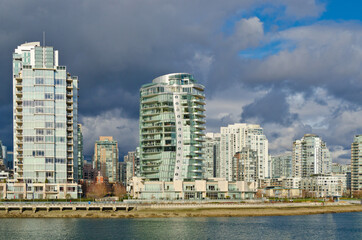 Obraz premium Beautiful view at sunny harbor in downtown of Vancouver, Canada.