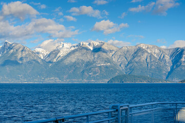 Obraz premium Fantastic view over ocean, snow mountain and rocks at Sechelt inlet in Vancouver, Canada.