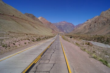 Paisagem na estrada de montanha nos Andes perto da fronteira entre o Chile e a Argentina