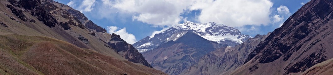 Fototapeta na wymiar Paisagem do pico do Aconcágua nos Andes em Mendoza / Argentina
