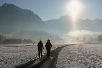 Winterwanderer unterwegs bei strahlendem Sonnenschein an einem eisigen Wintertag in den Allgäuer...
