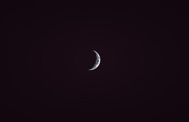 Halbmond fotografiert mit einem starken Teleobjektiv im Winter bei klarer Nacht als Minimalismus...