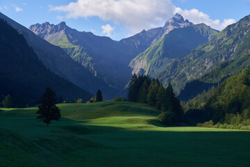 Am fr&uuml;hen Morgen im mittleren Trettachtal