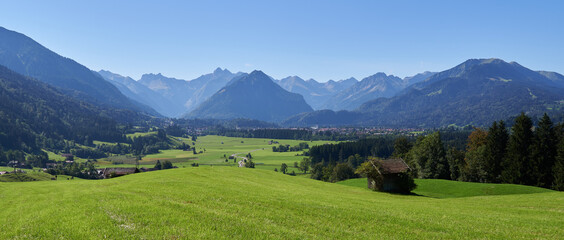 Blick auf die Berggipfel des Allg&auml;uer Alpenhauptkamms s&uuml;dlich von Oberstdorf