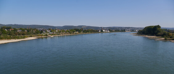Blick auf das herbstliche Rheinufer bei Engers