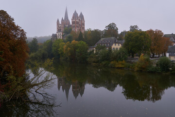 Dom zu Limburg in herbstlich-nebeliger Lichtstimmung