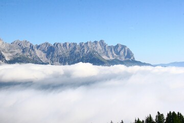 Blick über die Wolken auf den Wilden Kaiser in Tirol