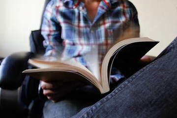 Hombre joven leyendo pasando páginas