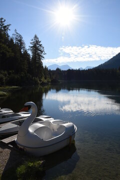 See, Hintersee, Ramsau, Berchtesgaden, Berchtesgadener Land, Boot, Schwan, Elektroboot, Malerwinkel, Ferchensee, Forchensee, Ramsauer Ache, Hochkalter,  Oberbayern, Wasser, Spiegelglatt, Spiegelbild, 